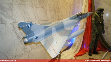 Παρουσίαση αεροπορικών εκθεμάτων στο χώρο του ΜΕΤΡΟ Συντάγματος. Εορτή του Προστάτη της Πολεμικής Αεροπορίας: Αρχάγγελος Μιχαήλ © Konstantinos Panitsidis