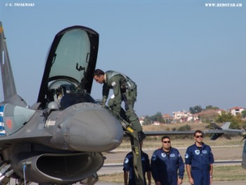 Σμηναγός (Ι) Εμμανουήλ Καραχάλιος με το τεχνικό προσωπικό Εδάφους © G. Tsiakmaki