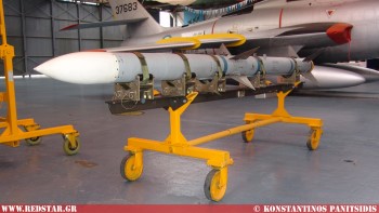 Βλήμα αέρος-αέρος μέσης ακτίνας (BVR) AIM-120 AMRAAM