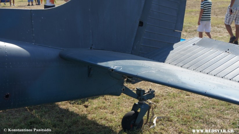 UTVA-66 - ένα μέρος του οριζοντίου πτερώματος με πλήγμα από ελαφρά πυρά κατά τις πολεμικές επιχειρήσεις του 2001. Στατική έκθεση, Αεροδρόμιο του Μοναστηρίου 2011 © Konstantinos Panitsidis