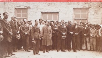 Παράδοση κρανών το 1937, διακρίνονται Αξιωματικοί του Ελληνικού στρατού μέλη της επιτροπής παραλαβής και μέλη της επιτροπής παράδοσης του εργοστασίου © Μάρκος Ανδρέου