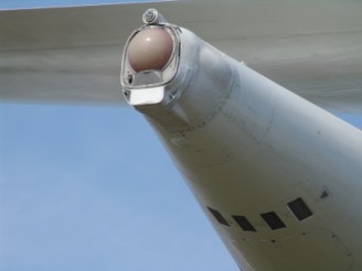 Ουραίο τμήμα της ατράκτου, που φιλοξενεί το αλεξίπτωτο πέδησης και το σύστημα αυτοπροστασίας Baykal, με παρεμβολές, MAKS-2007 © Konstantinos Panitsidis