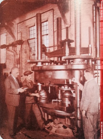 Слева г-н Михаил Владос во время проверки качество продукции © Маркос Андреу