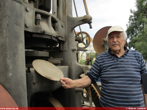 Г-н И. Евгеникос показывает нам как стальной лист вставляется в пресс станка © Маркос Андреу