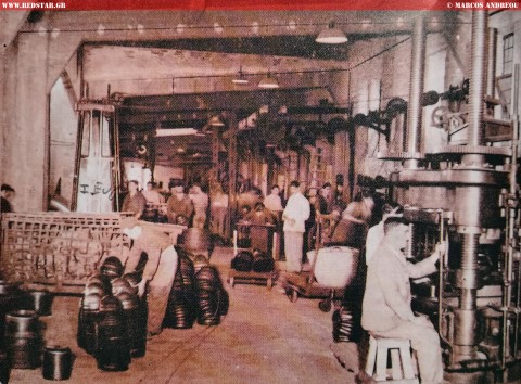 Процесс производства греческих шлемов за станком И. Евгиникос (тому доказательство инициалы на фотографии) © Маркос Андреу