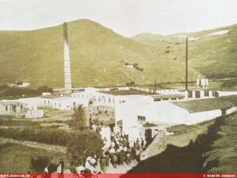 Рабочий коллектив входит на завод © Маркос Андреу