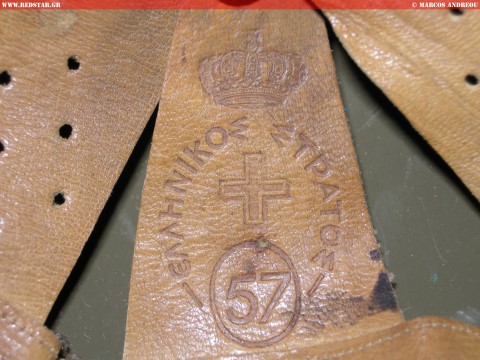 Маркировка на коже ремешка подшлемника, клейма размеров №57 © Маркос Андреу