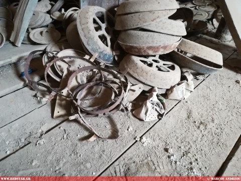 На территории завода мы обнаружили следы былых времен а именно запчасти, ящики, мелкие детали, которые применялись во время изготовления шлемов © Маркос Андреу