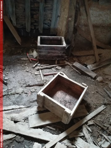 На территории завода мы обнаружили ящики: Внутри ящиков были болты и гайки размером 1 / 8х6, которые применялись во время изготовления шлемов © Маркос Андреу