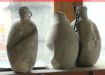 The aluminum canteens produced by the factory are exhibited at the museum; they are not in excellent condition today, but the characteristic suspension ring can be seen. The woolen khaki covers and cork stoppers are also missing © Marcos Andreou