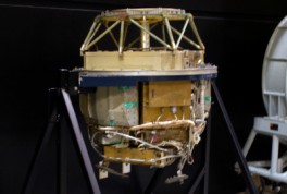 Στη φωτό ο δορυφόρος-πομπός του ERCS, ισχύος 1 KW.