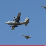 C-130 Hercules Транспортный самолет и два Mirage 2000-5.Тактическая демонстрация полета.